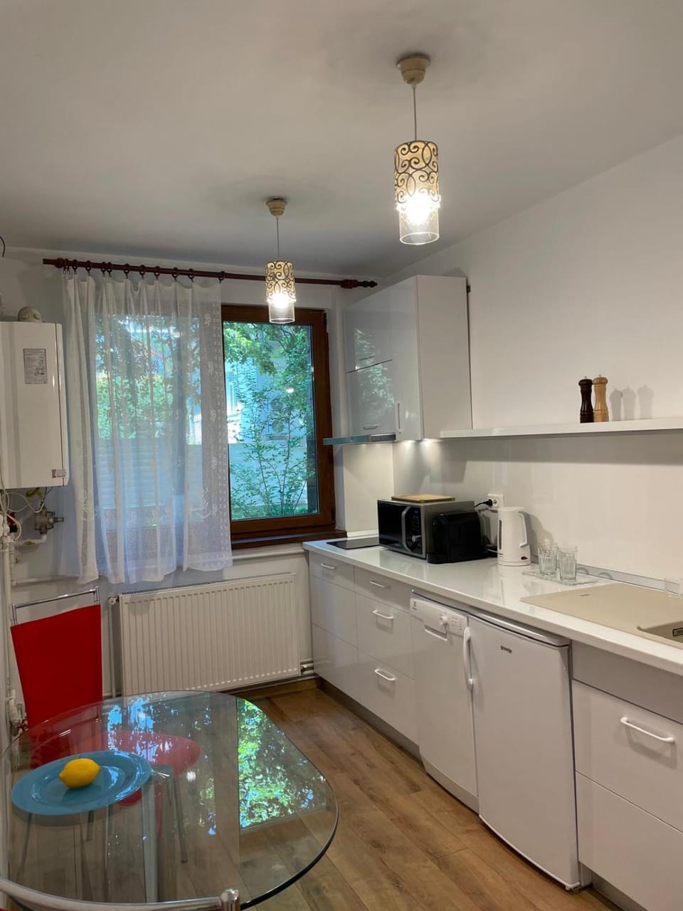 Kitchen or kitchenette, dishwasher, stove