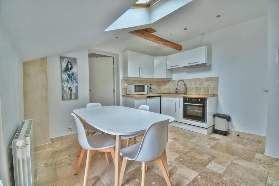 Kitchen or kitchenette, Dining area, minibar, pet friendly, stove, toaster