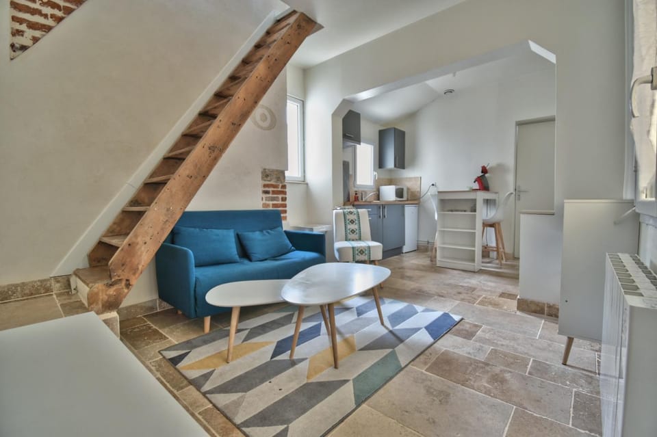 TV and multimedia, Kitchen or kitchenette, Living room, Seating area