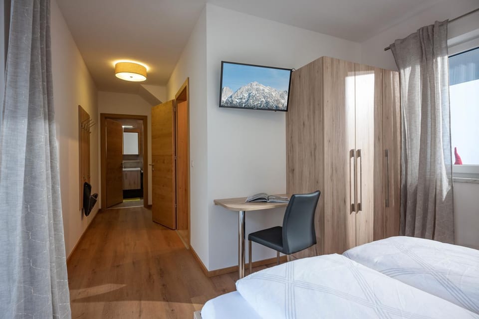 Bed, TV and multimedia, Photo of the whole room, Bedroom, wardrobe