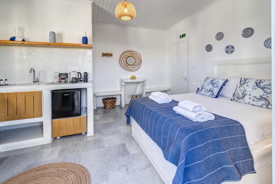 Bed, Decorative detail, minibar