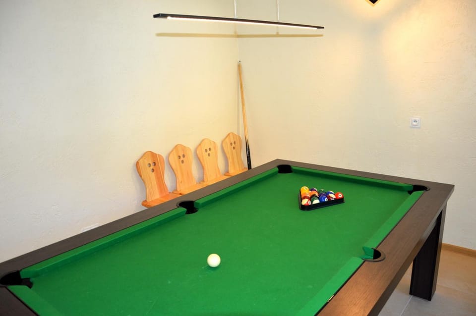 Billiard, Game Room