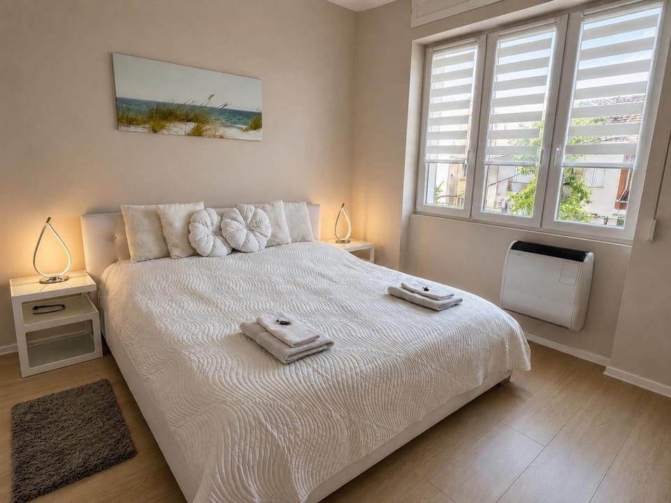 Bed, Photo of the whole room, Bedroom, towels