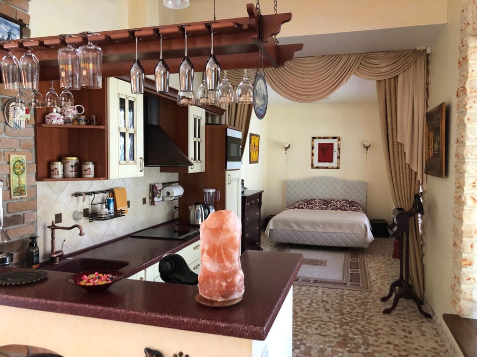 Bedroom, kitchen