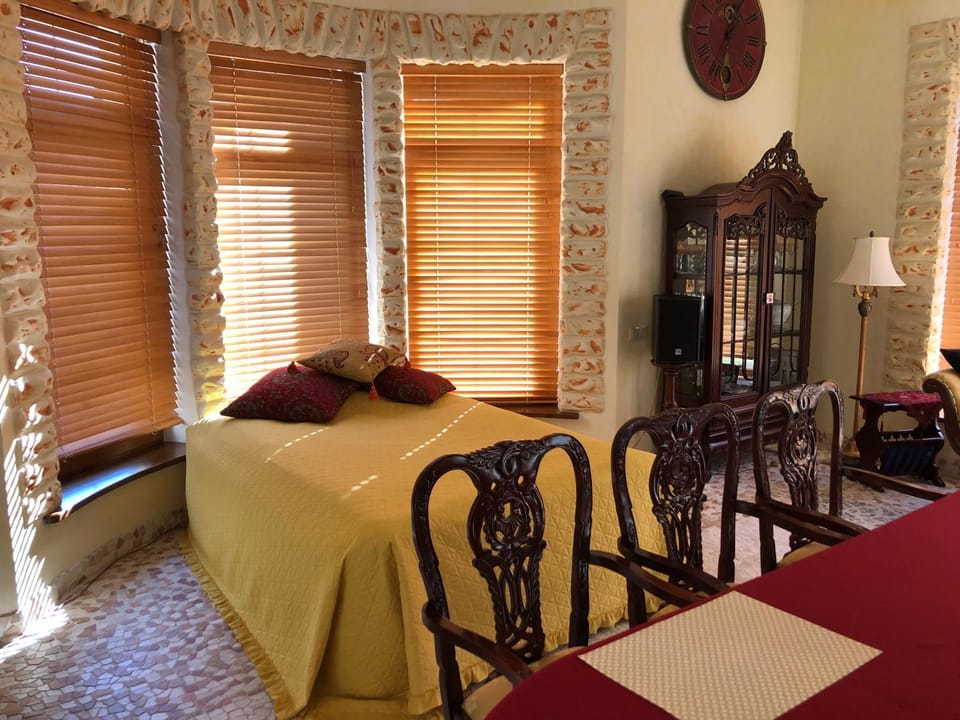 Bed, Seating area