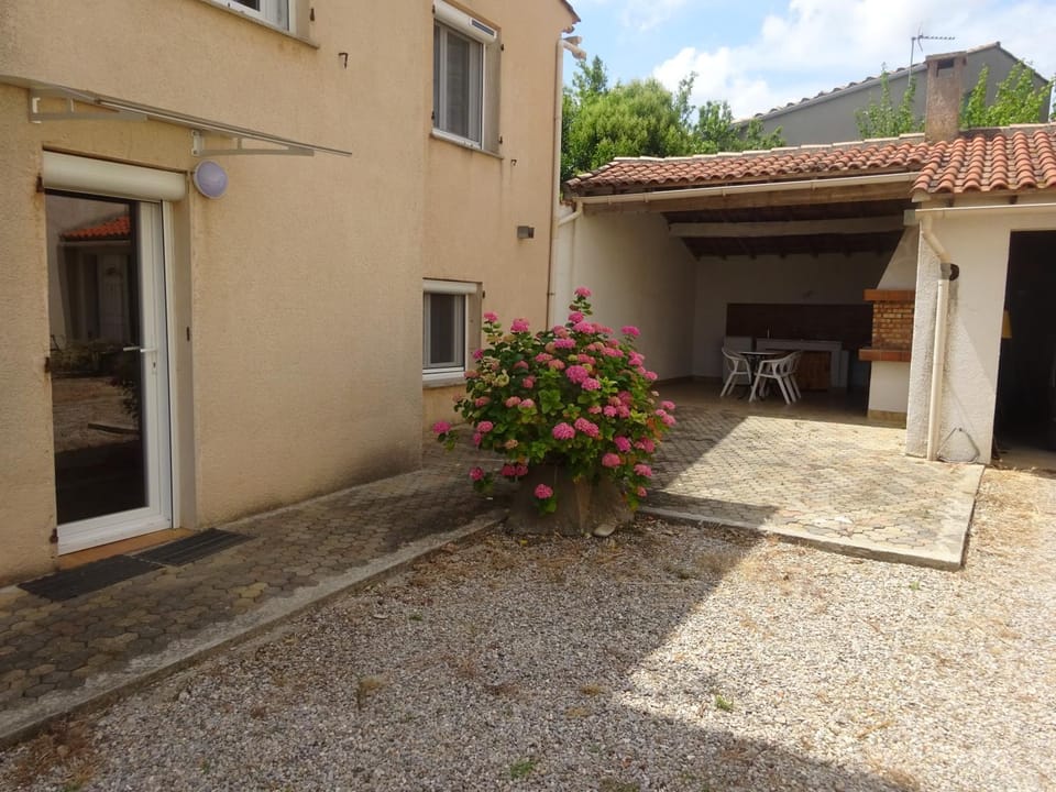 Patio, BBQ facilities