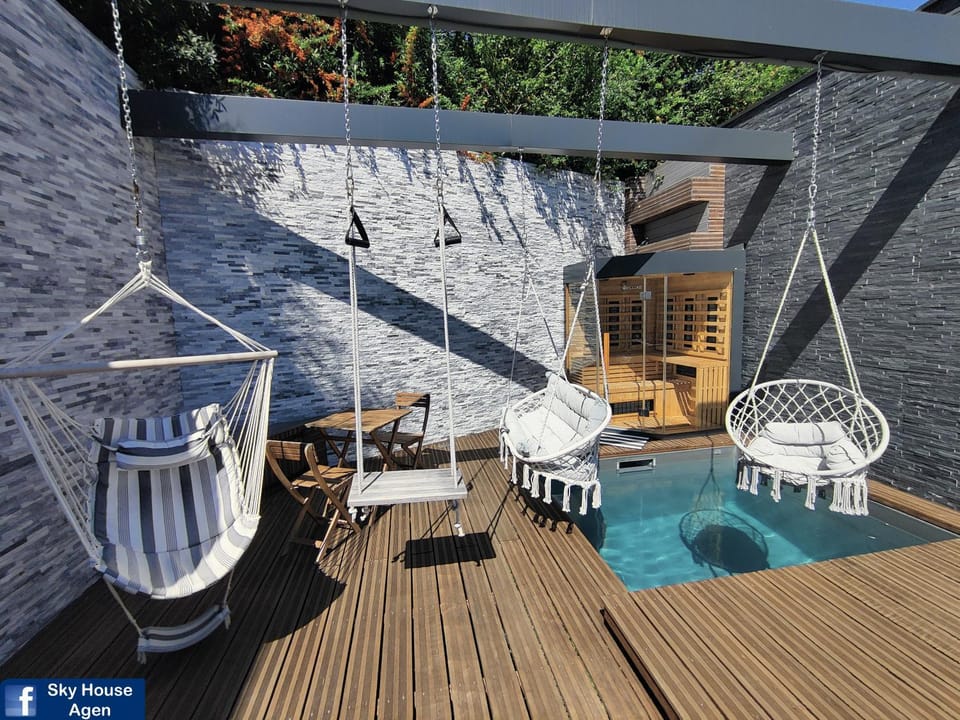 Piscine & Spa Privatif Terrasse sans vis à vis ,,,Sky House Agen,,, Apartment in Occitanie