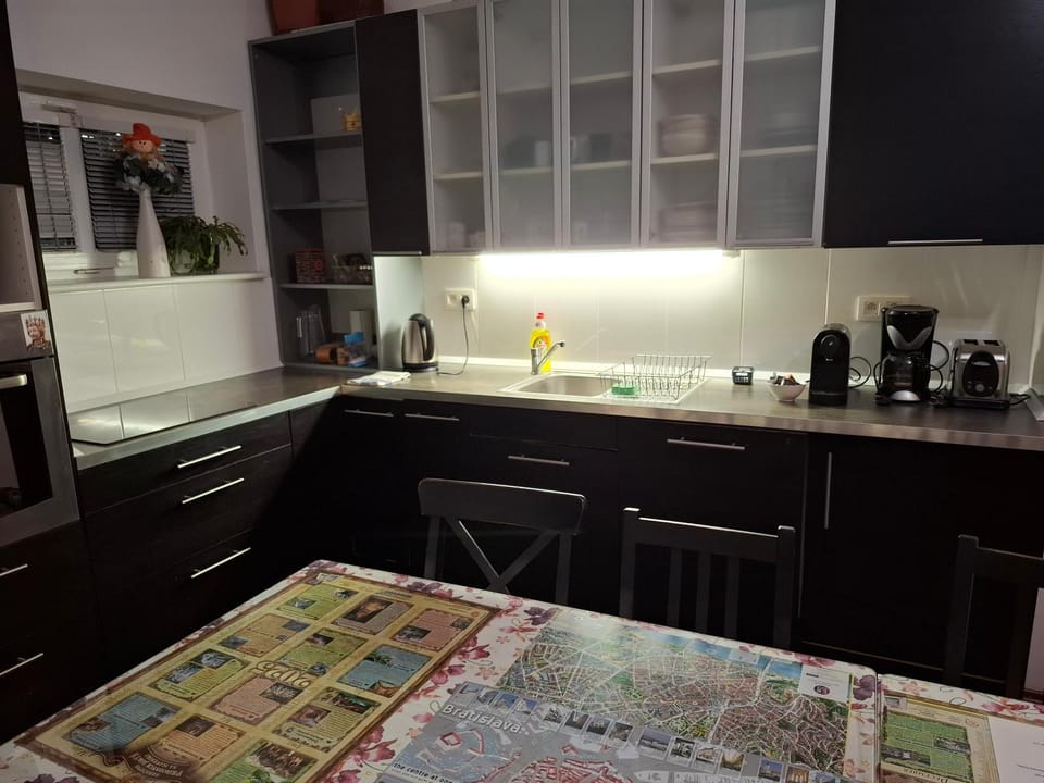 Coffee/tea facilities, Kitchen or kitchenette, Dining area, oven, stove, toaster