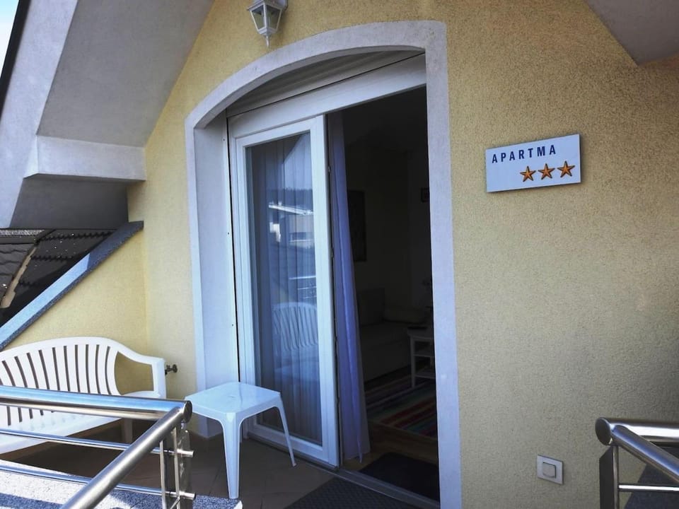Facade/entrance, Balcony/Terrace