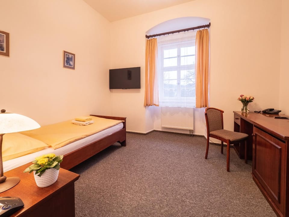 Bed, TV and multimedia, Bedroom, hair dresser