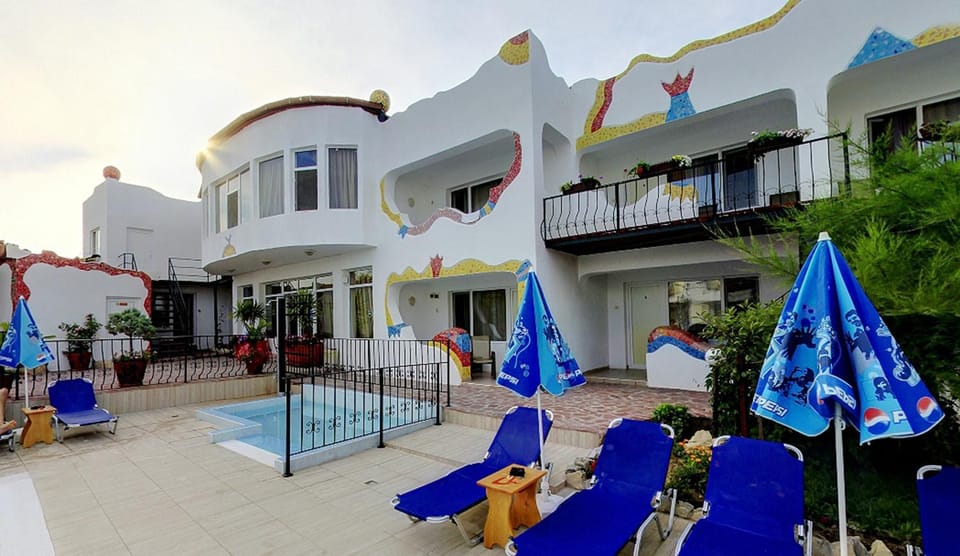 Facade/entrance, Swimming pool