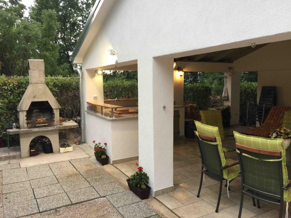Patio, BBQ facilities, Seating area, Dining area