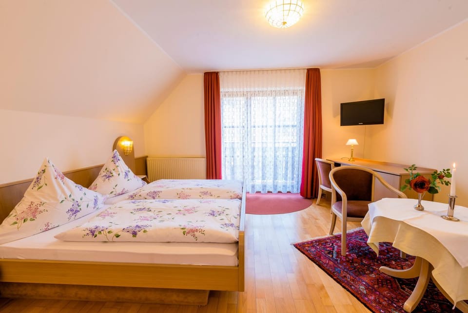 Communal lounge/ TV room, Bed, Photo of the whole room, Bedroom