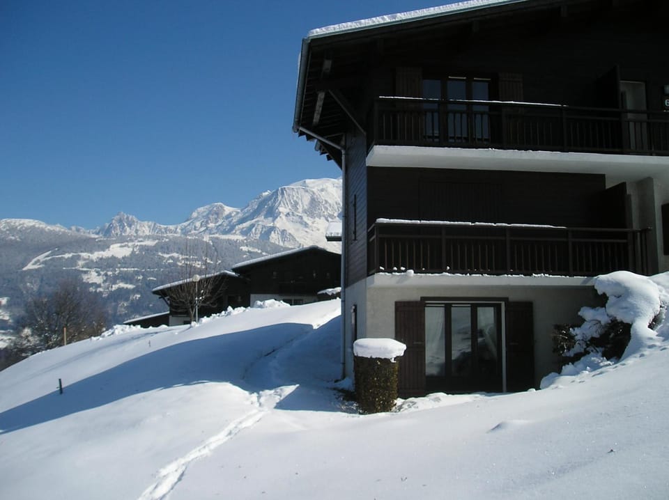 Property building, Facade/entrance, Winter