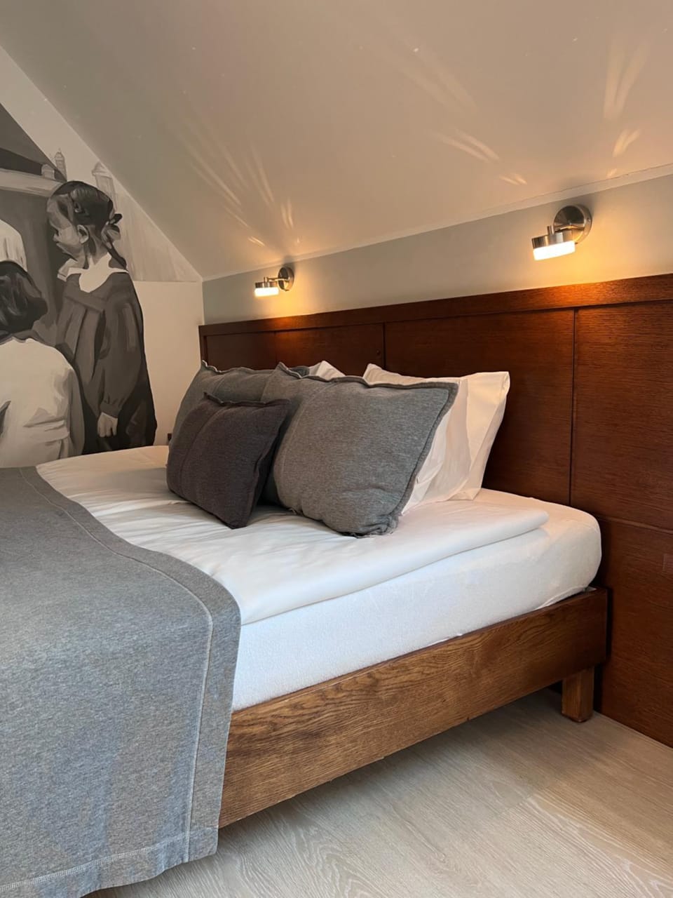 Bed, Photo of the whole room, Seating area, Bedroom