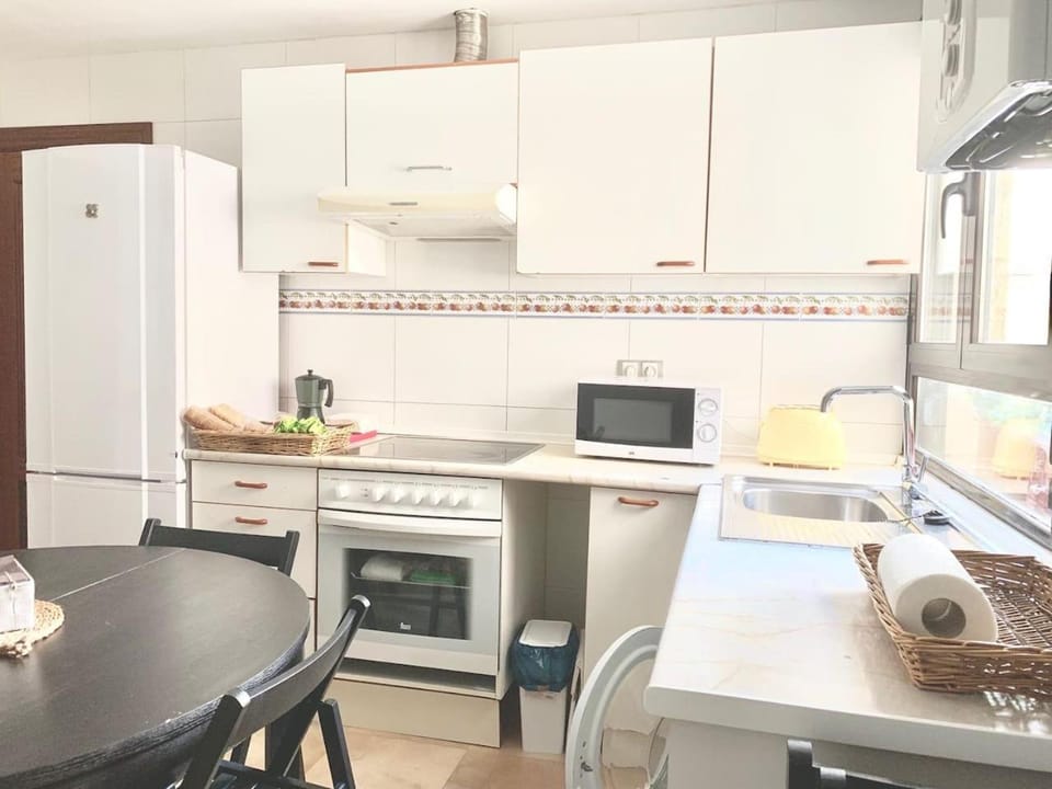 Kitchen or kitchenette, Dining area, minibar, pet friendly, stove, toaster