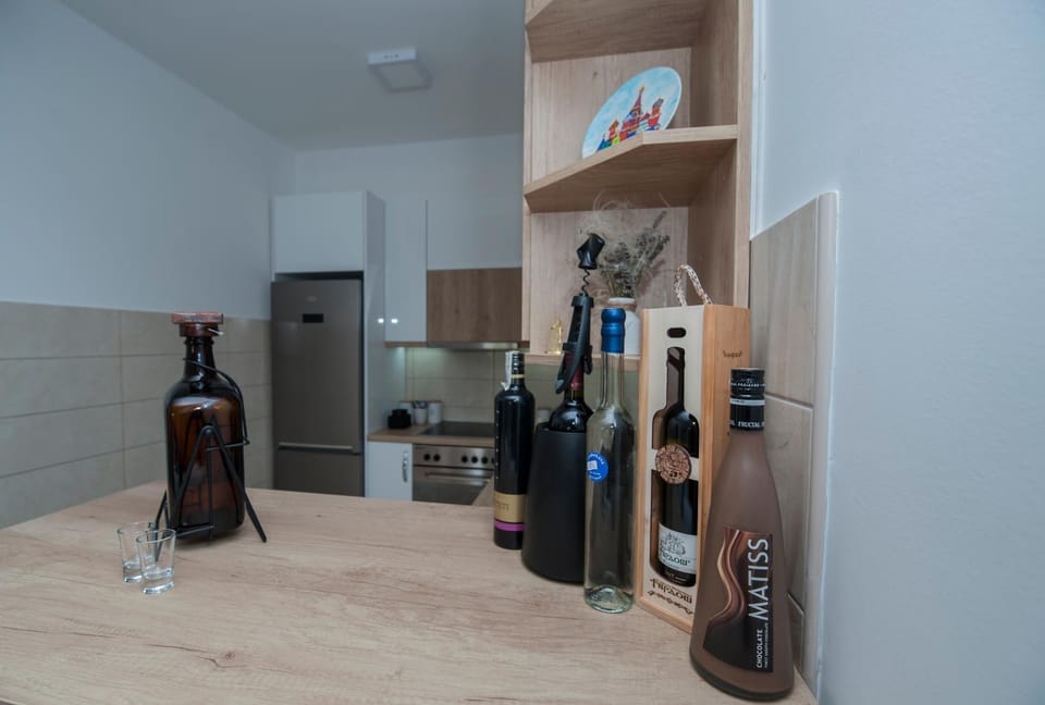 Kitchen or kitchenette, Drinks, Alcoholic drinks