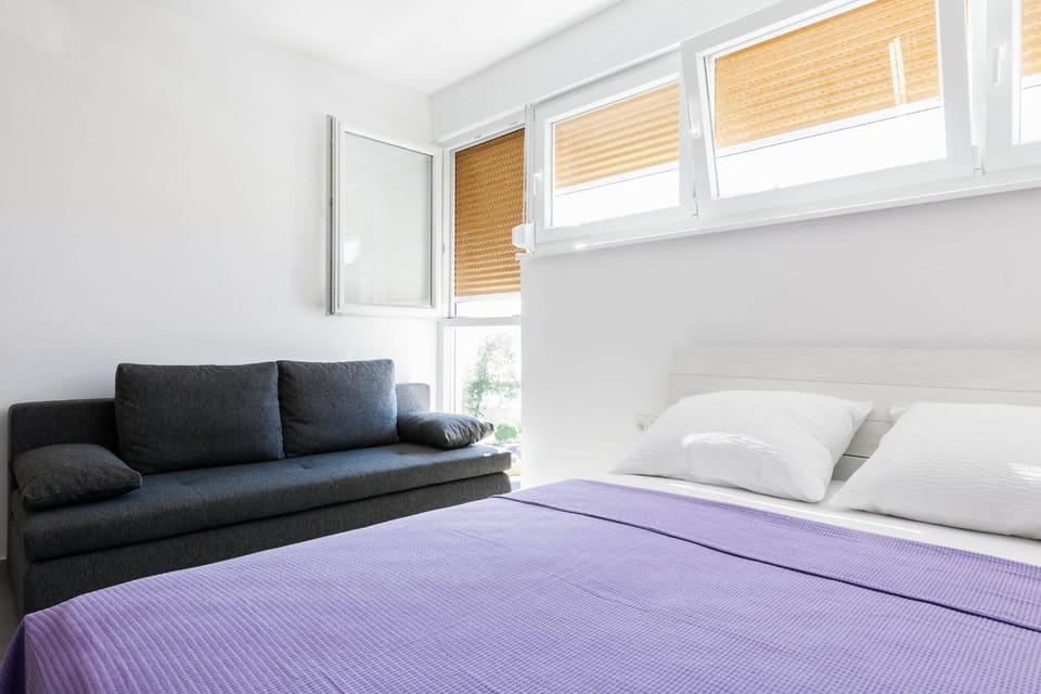 Bed, Seating area