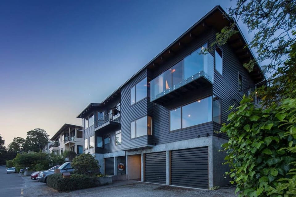 Property building, Facade/entrance, Neighbourhood, Street view, Parking