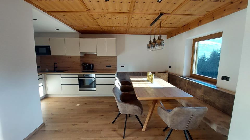 TV and multimedia, Seating area, Dining area, minibar, stove