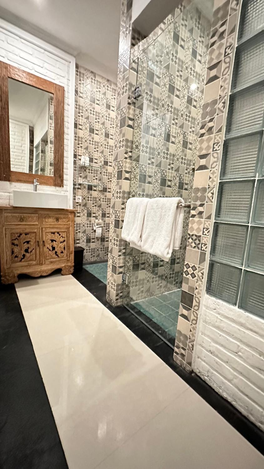 Bathroom, towels