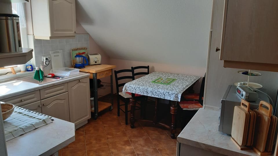 Kitchen or kitchenette, Dining area