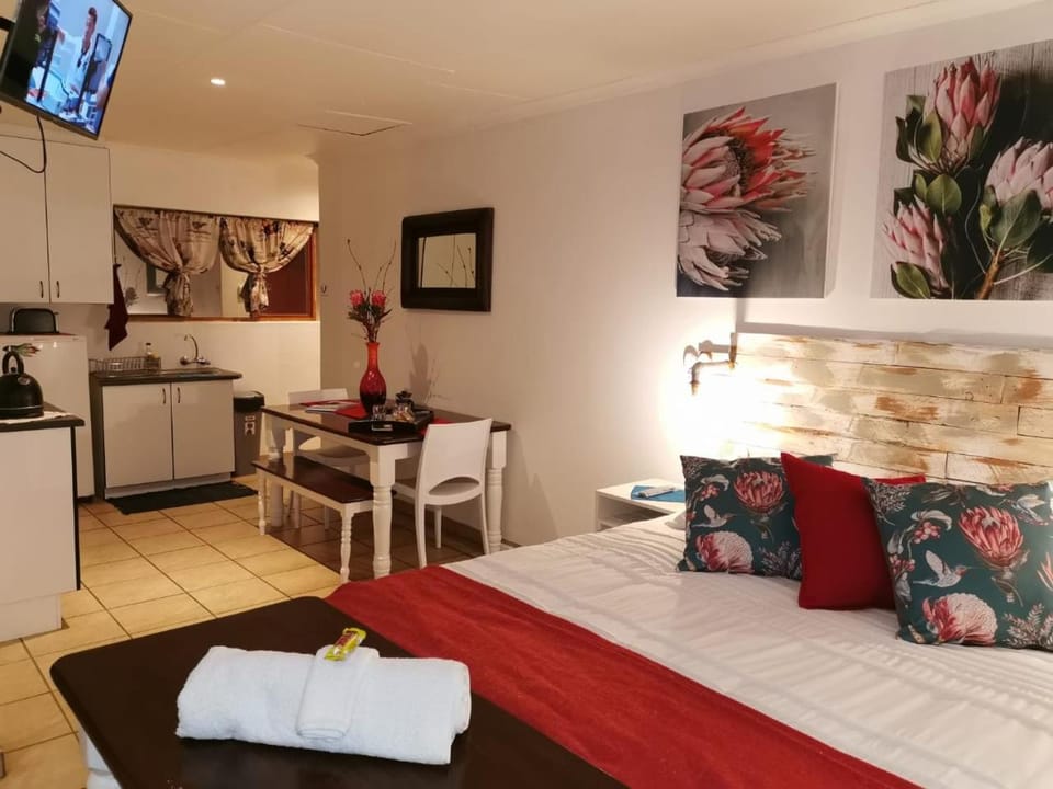 Kitchen or kitchenette, Seating area, Dining area, stove