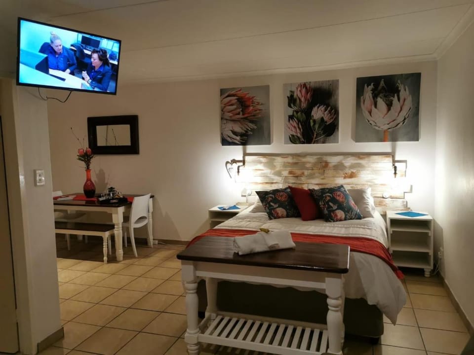 Bed, TV and multimedia, Photo of the whole room, Seating area