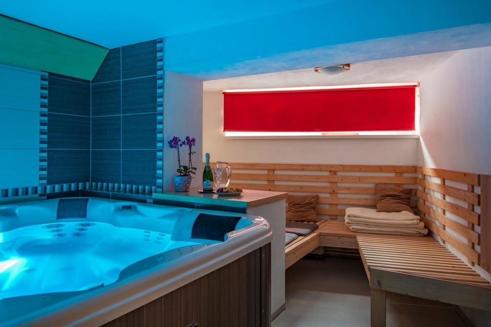 Hot Tub, Hot Tub, Sauna, Sauna, Spa and wellness centre/facilities