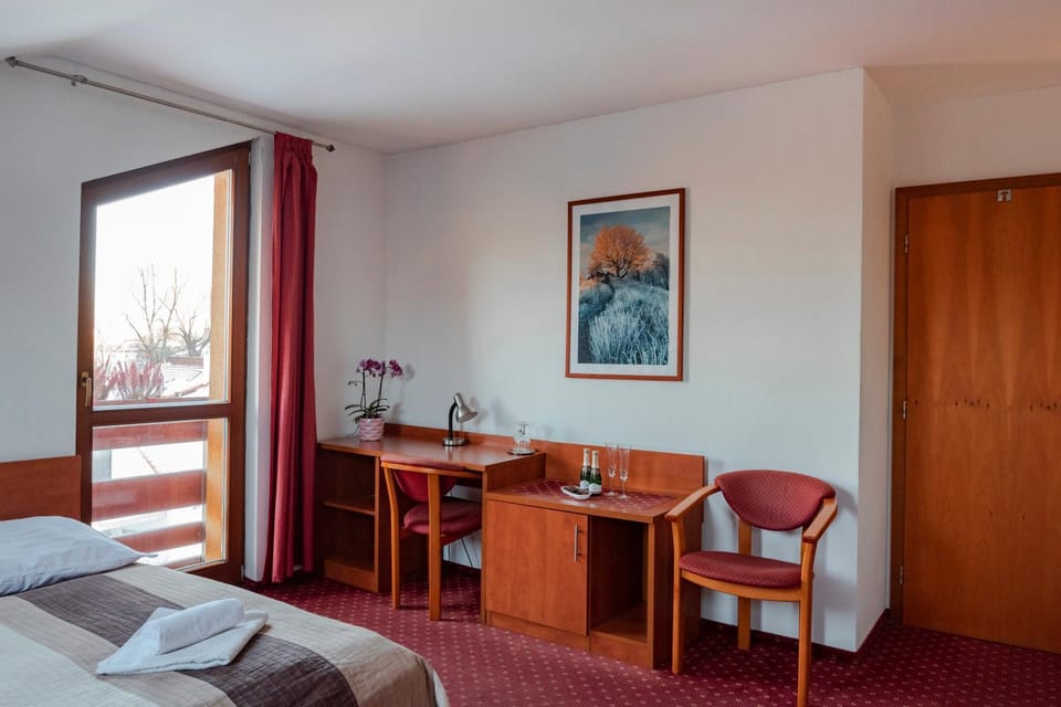 Seating area, Bedroom, wardrobe