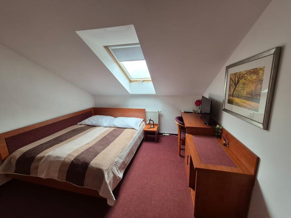 TV and multimedia, Photo of the whole room, Bedroom