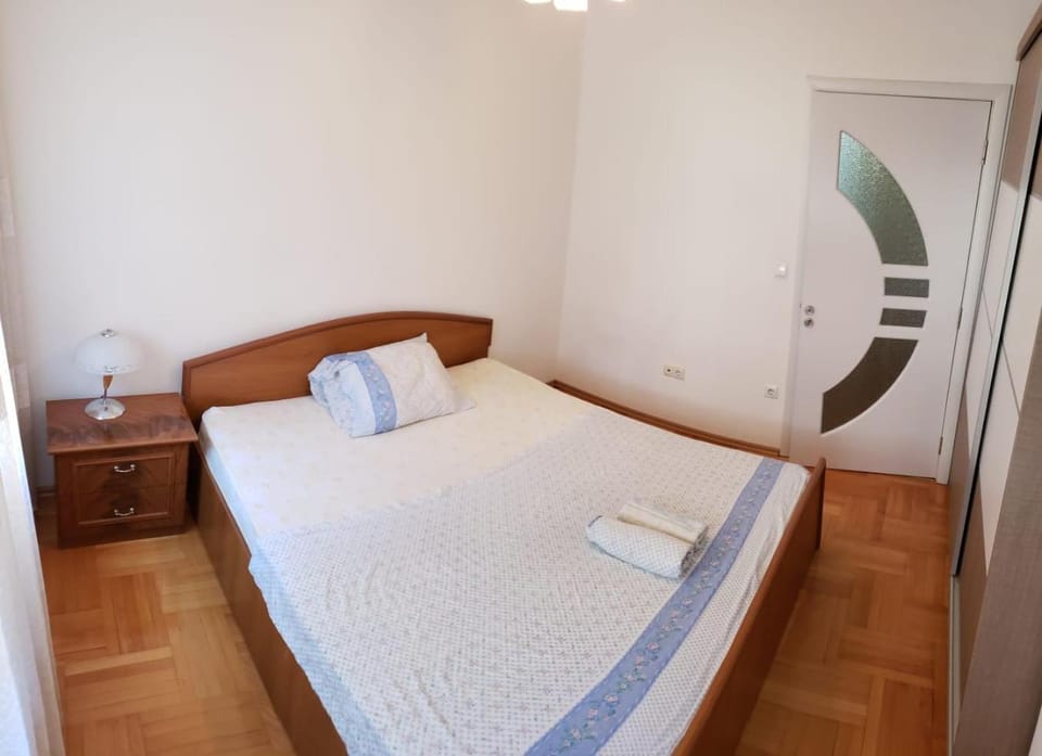 Bed, Photo of the whole room, Decorative detail, Bedroom, City view