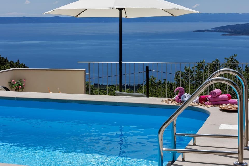 Day, Natural landscape, View (from property/room), Balcony/Terrace, Pool view, Sea view, Swimming pool, sunbed