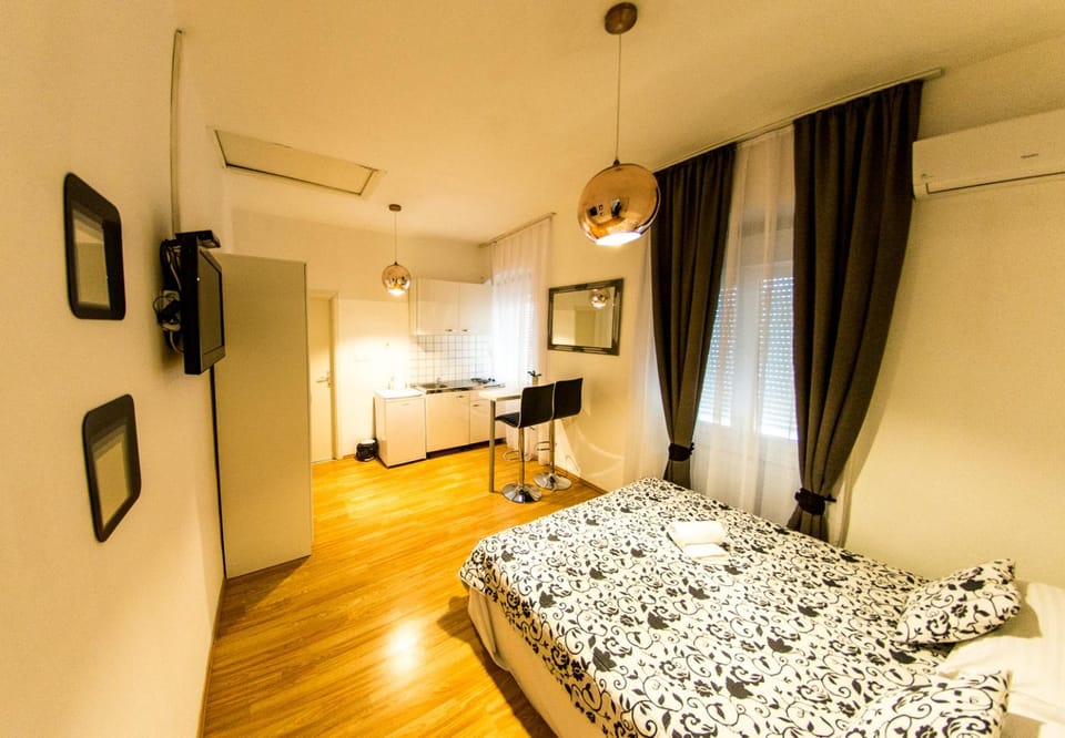 Kitchen or kitchenette, Bedroom