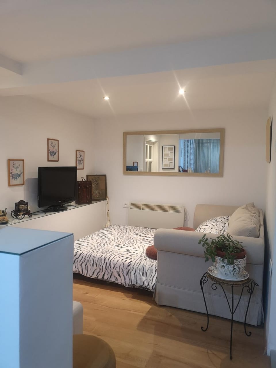Communal lounge/ TV room, Bed, TV and multimedia, Living room, Photo of the whole room, Seating area, Evening entertainment, Bedroom