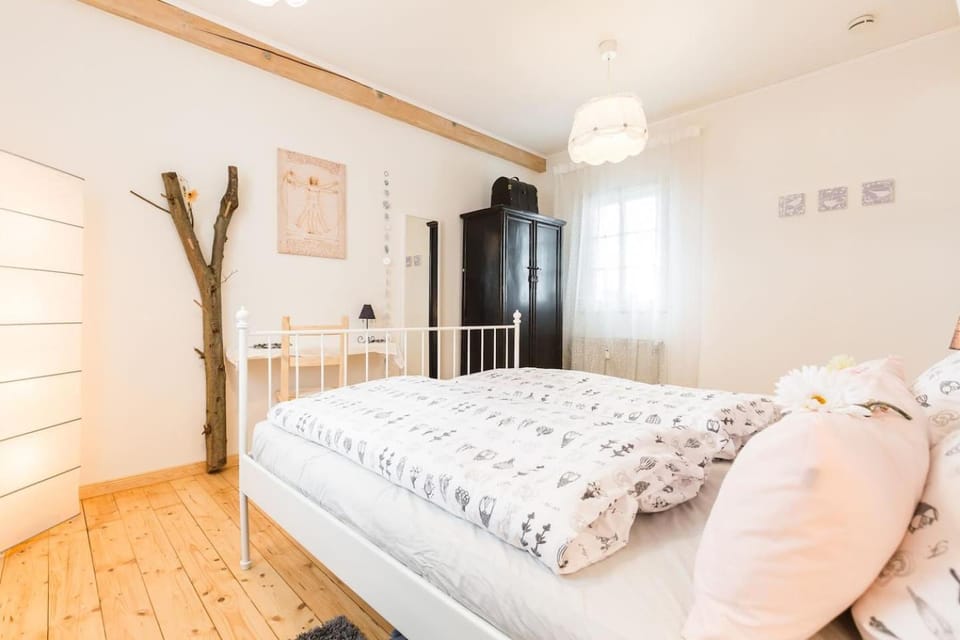 Bed, Photo of the whole room, Bedroom