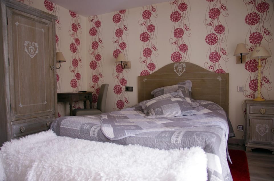 Photo of the whole room, Decorative detail