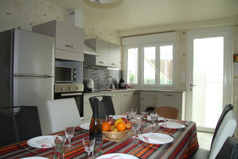 Coffee/tea facilities, Kitchen or kitchenette, Dining area, Communal kitchen