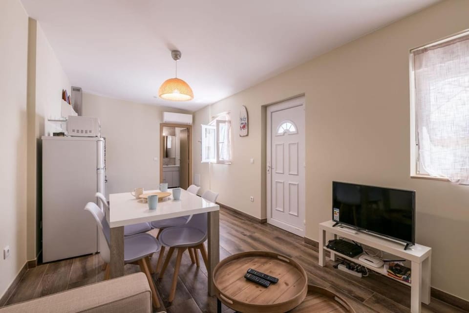 TV and multimedia, Living room, Seating area, Dining area