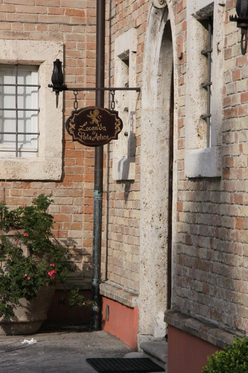 Facade/entrance, Neighbourhood, On site