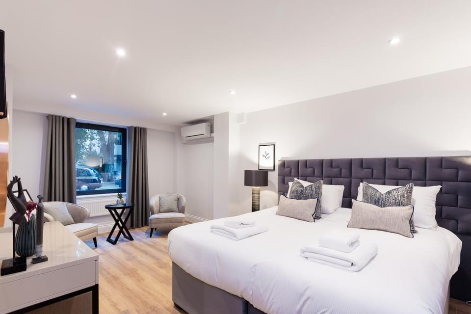 Bed, Seating area, towels