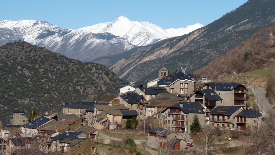 Nearby landmark, Off site, Neighbourhood, Natural landscape, Bird's eye view