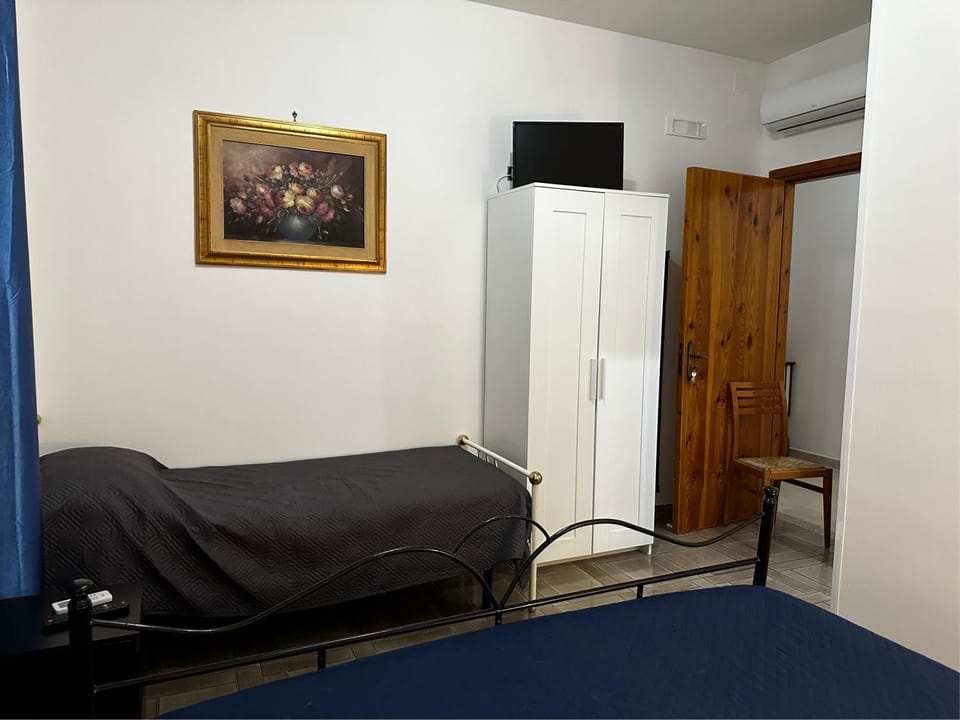 Bed, TV and multimedia, Photo of the whole room, Bedroom, wardrobe