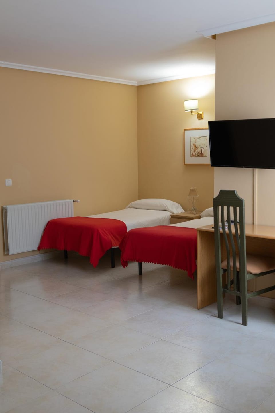 Bed, TV and multimedia, Photo of the whole room, Bedroom