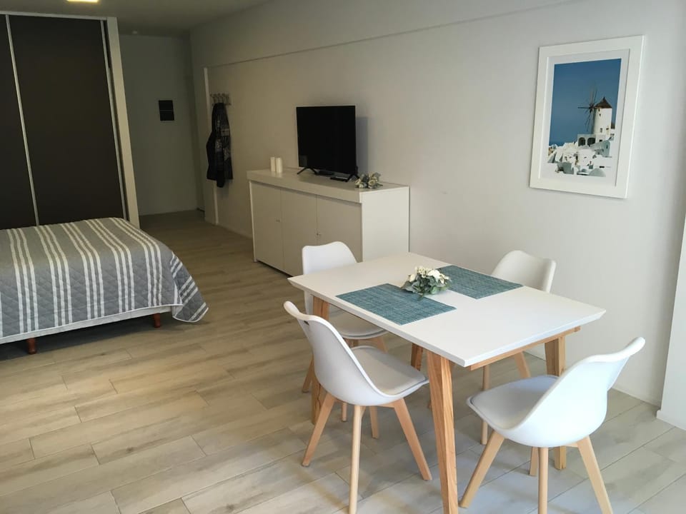 Bed, TV and multimedia, Dining area
