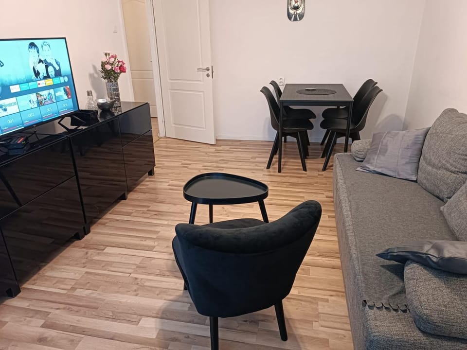 Communal lounge/ TV room, TV and multimedia, Dining area