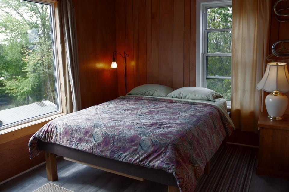 The Arlington Hostel in Hastings Highlands
