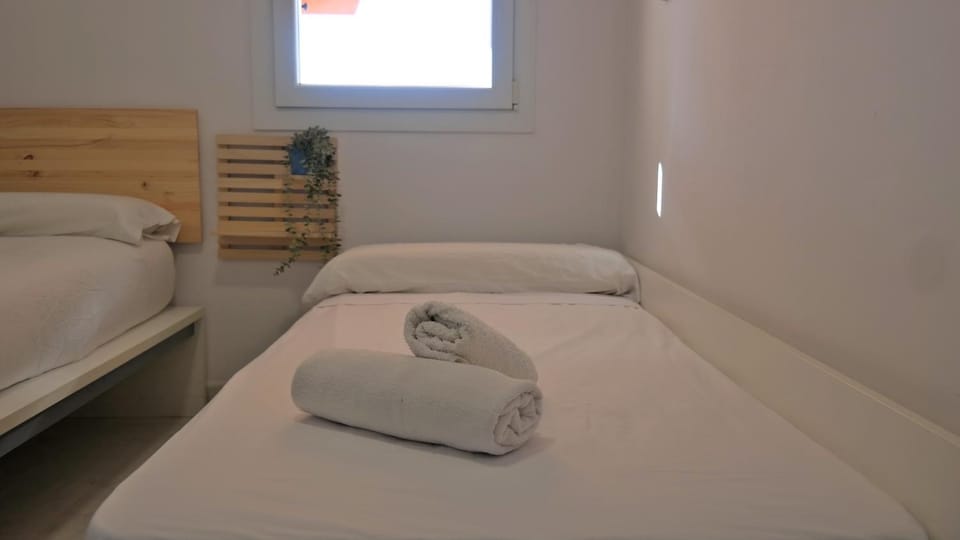 Bed, towels