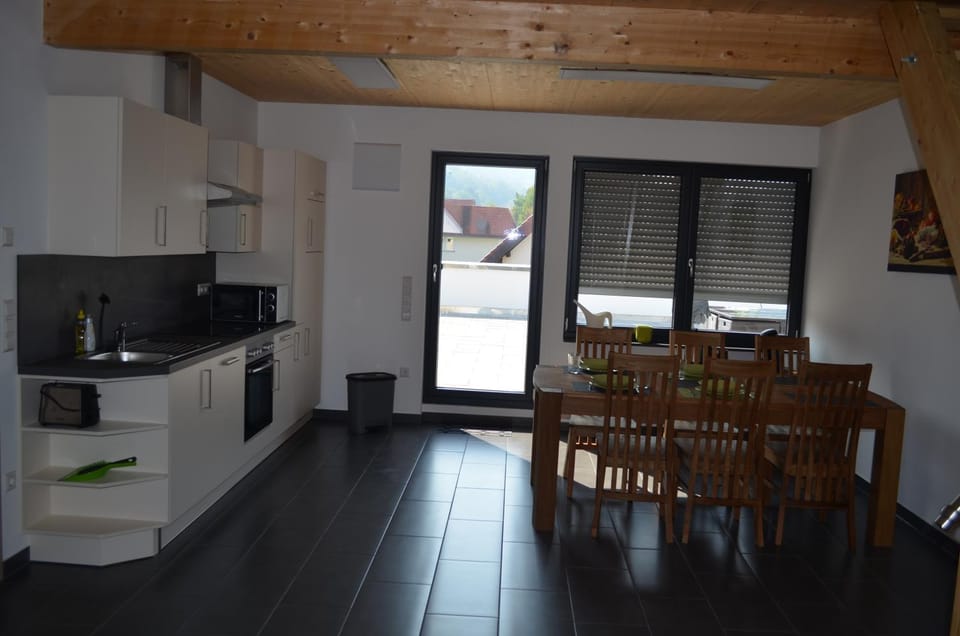 Kitchen or kitchenette, Dining area
