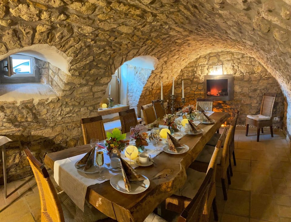Restaurant/places to eat, Internal: Not applicable to any particular room